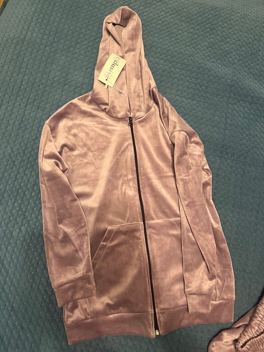 Продам новий велюровий костюм для дівчинки 146-152