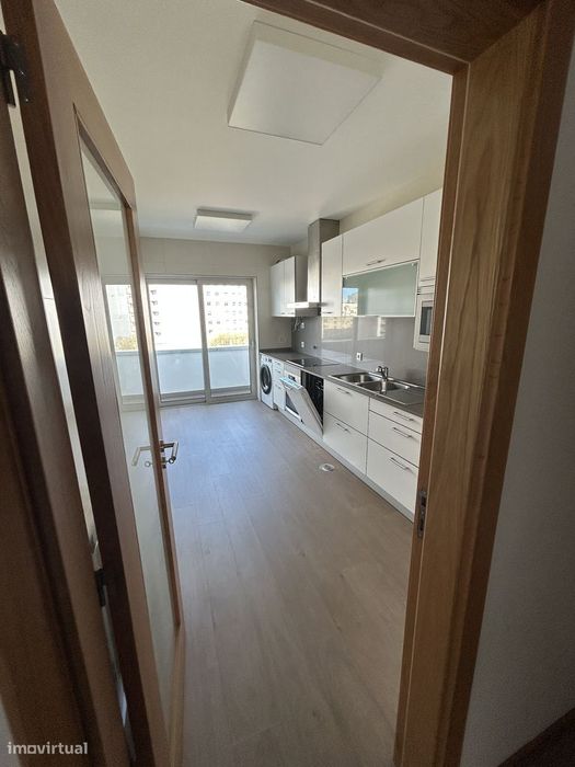 Apartamento T2 com Varanda e Garagem em Aveiro