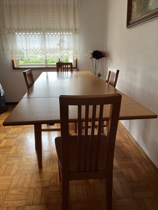 mesa de madeira extensível + 4 cadeiras