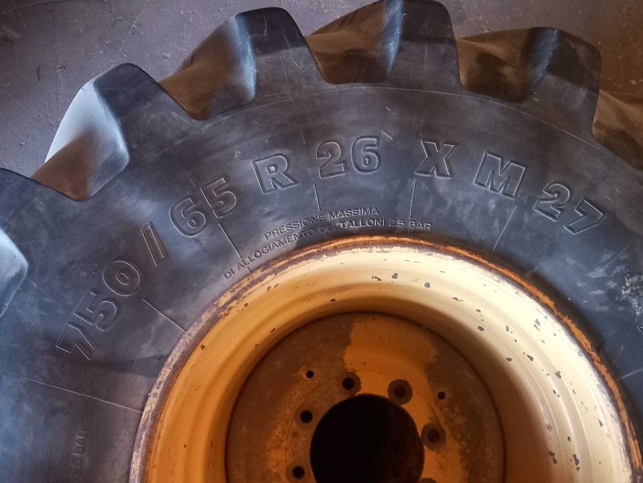 Pneus Largos com jantes para ceifeira Fiatagri, New Holland ou Laverda