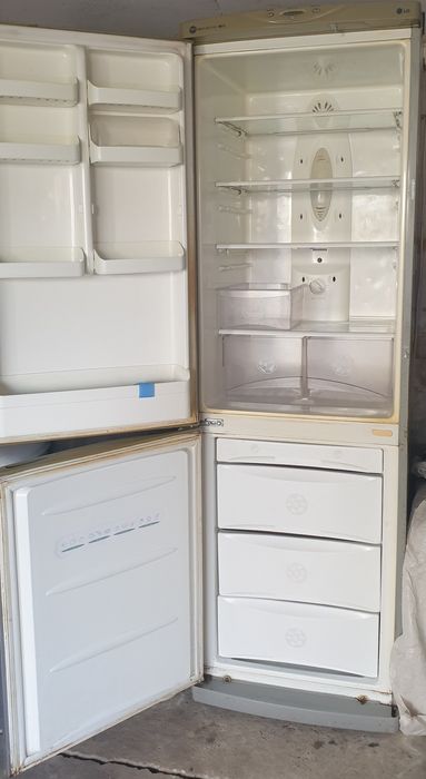 Холодильник Lg No frost з морозильною камерою.