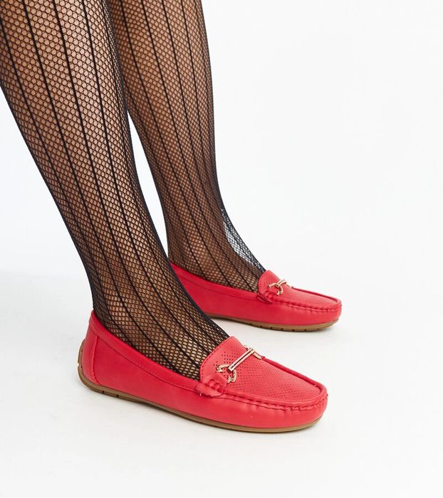 Czerwone mokasyny z ozdobną klamerką Adila
