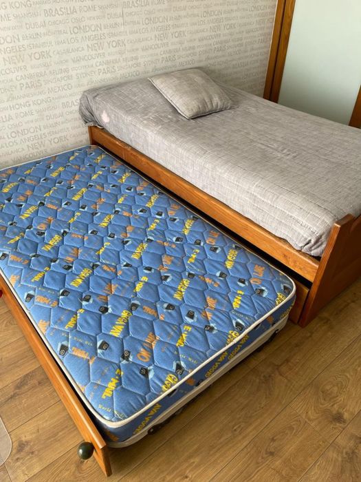 Cama com dois estratos e colchões incluídos64551602565889123