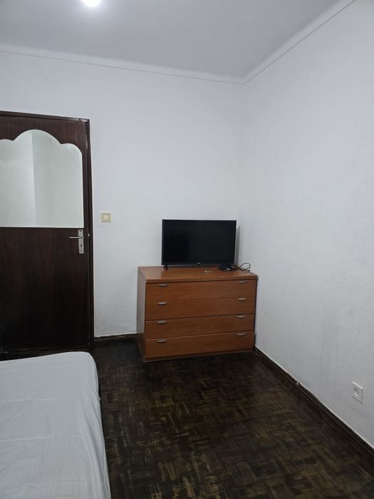 Alugo quarto (solteiro" a")