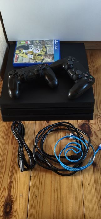 PS4 Pro 1TB, 2 pady