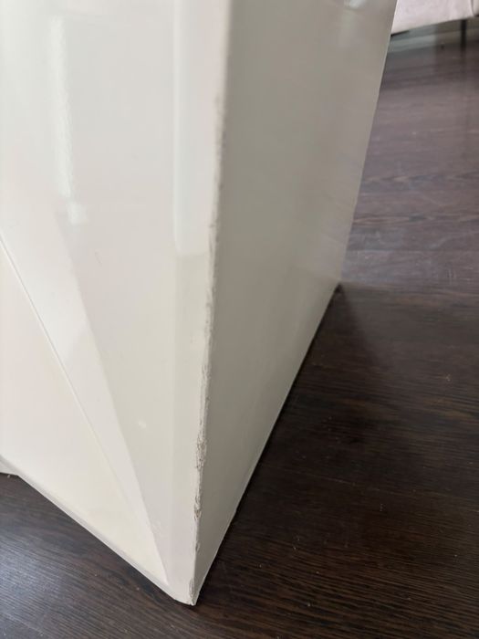 Mesa de vidro temperado com pé lacado branco.