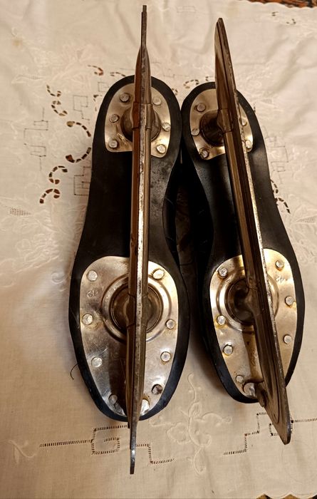 Коньки - 2 пари шкіра натуральна