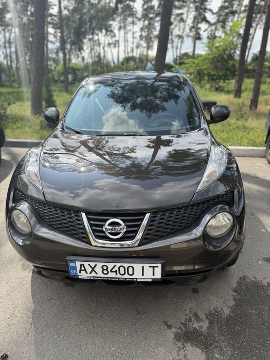 Nissan Juke шоколадного кольору кроссовер жук нисан