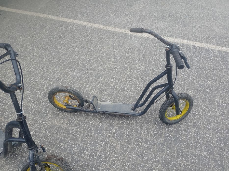 Sprzedam hulajnogi w kolorze czarnym koła pompowane