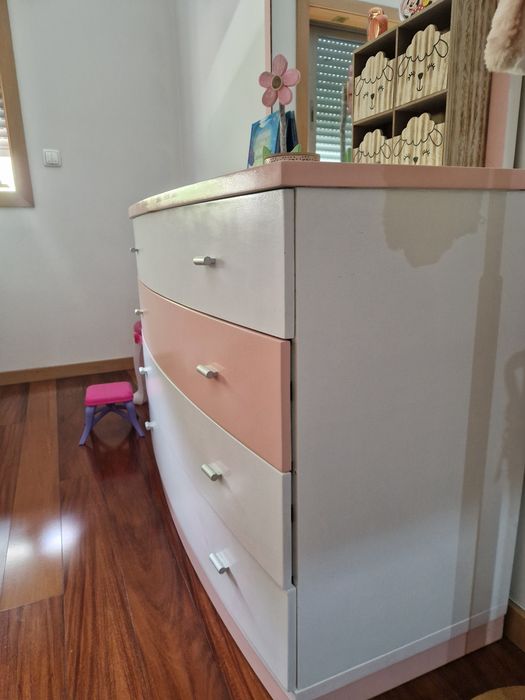 Cómoda e mesa de cabeceira