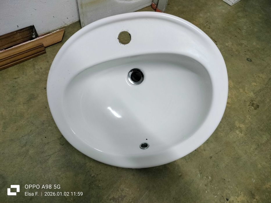 Lavatório de encastrar, com a pedra.