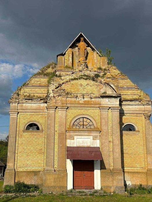 Розкішна, величезна ділянка з будинком, річкою та ставом (Луцький р-н)
