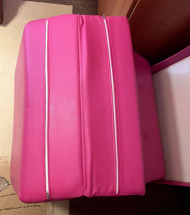 Sofá pequeno cor-de-rosa