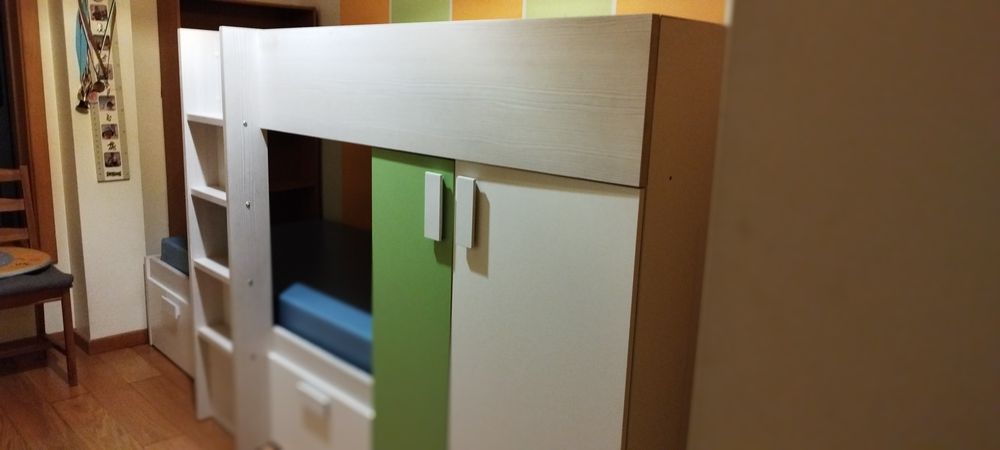 Beliche infantil, duas camas bastante arrumação
