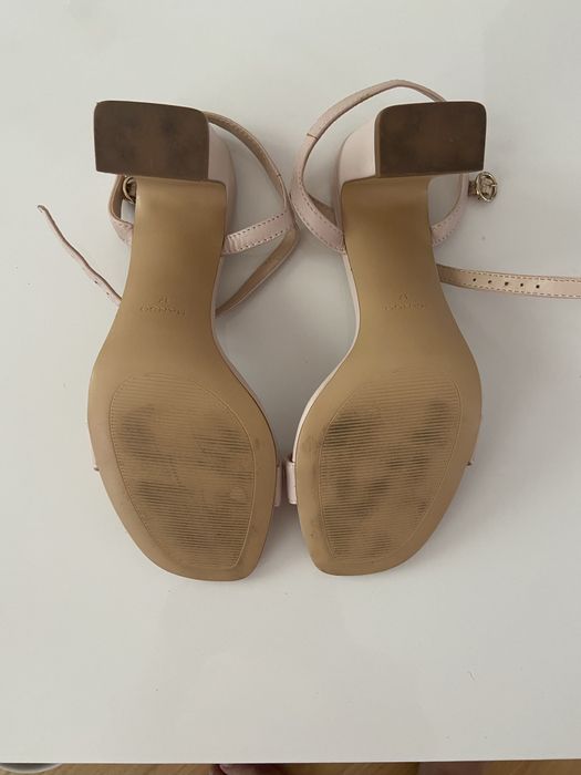 Buty letnie na obcasie Mango