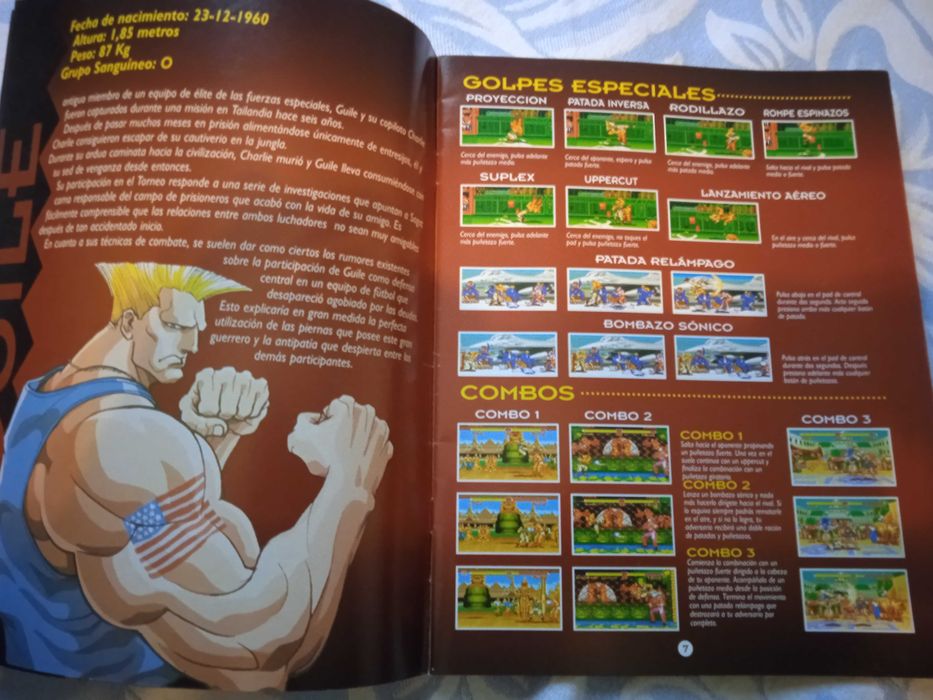 Vendo duas revistas/guia do videojogo Street Fighter  2