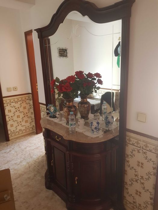 Móvel de hall de entrada em madeira com espelho e tampo em mármore