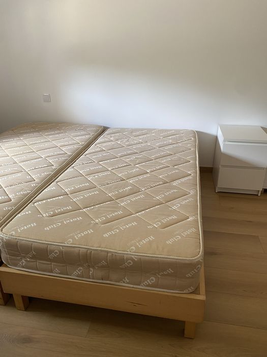 Camas individuais com colchão cada