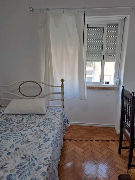 Quarto individual, em casa partilhada com mais 2 pessoas do sexo masculino