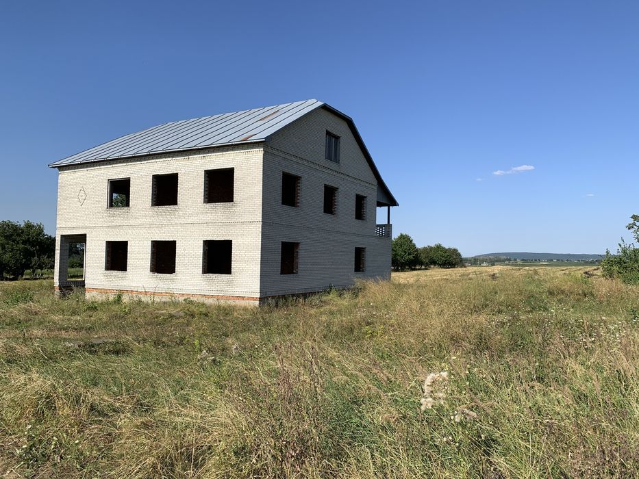 Капітальний будинок біля траси Київ-Чоп (с. Ясенів) під житло і бізнес