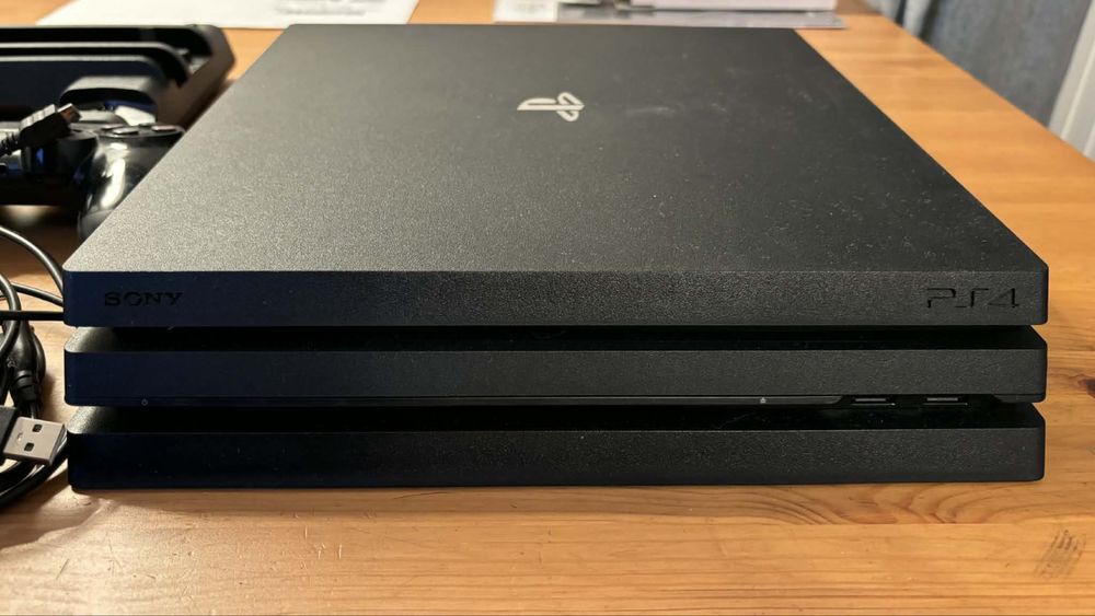 PS4 Pro + 3 Pady