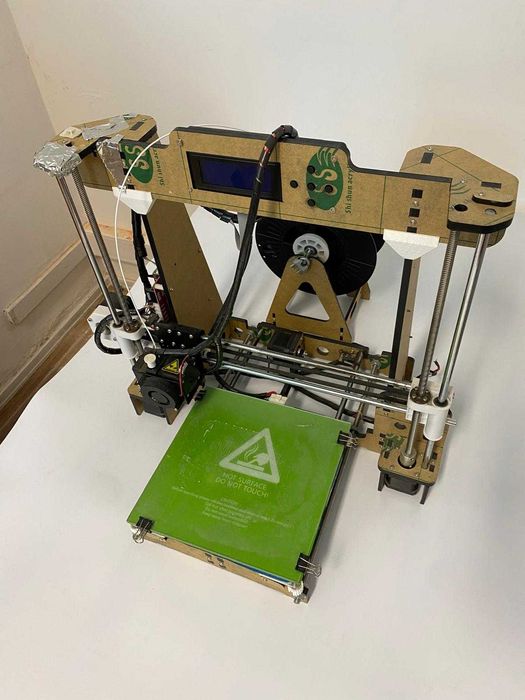 Impressora 3D FDM com mesa aquecida e filamento