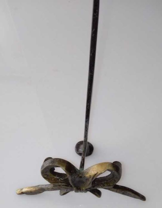 Suporte em bronze para pratos, de laço pequeno