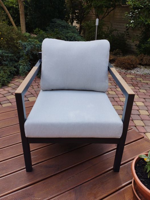 Meble ogrodowe Bejstrup Jysk sofa, dwa fotele stolik.