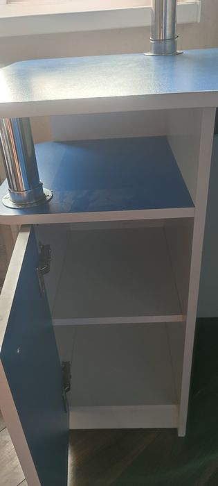 Дитяча стінка: стіл, ліжко, шафа.