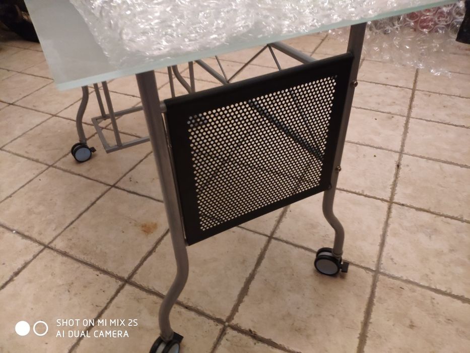 Secretaria metálica e vidro.