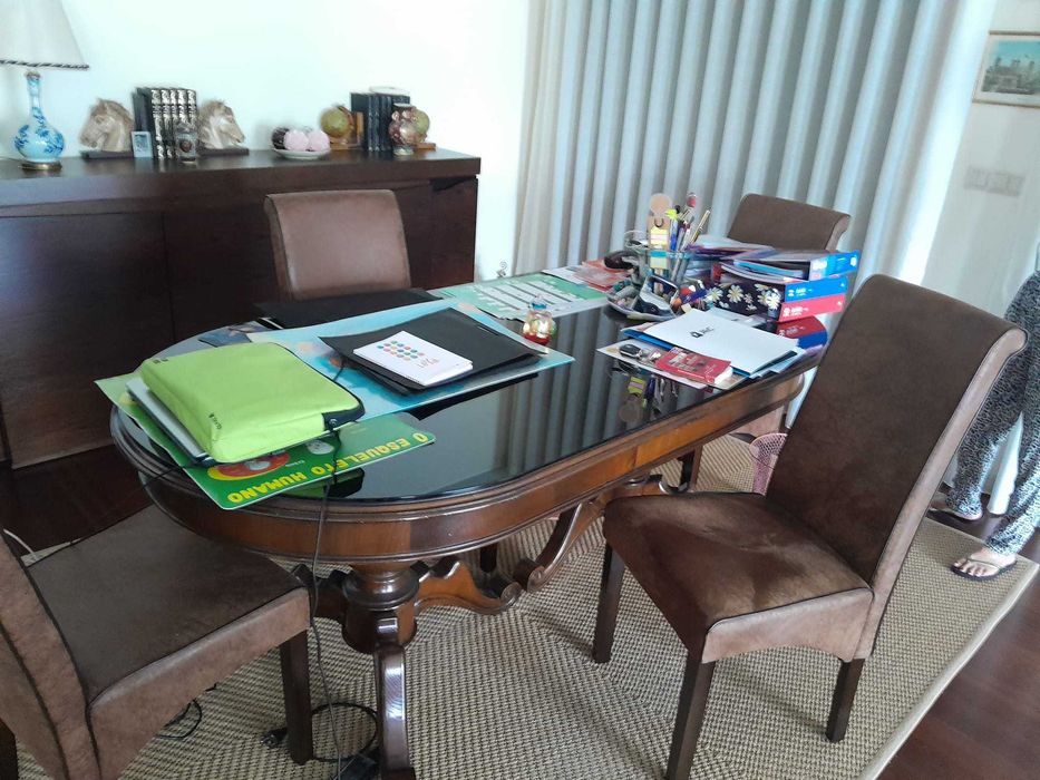 MESA OVAL EM CASTANHO VELHO, 2 PEGÕES E TAMPO OVAL EM VIDRO ESCURO