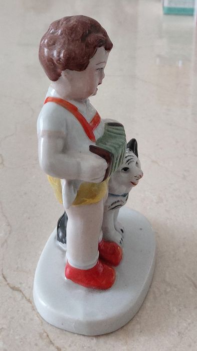 Rapaz e gato porcelana