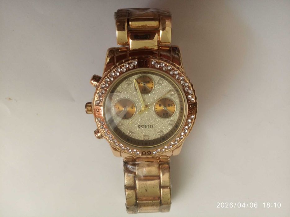 Золотистий жіночий годинник  Guess