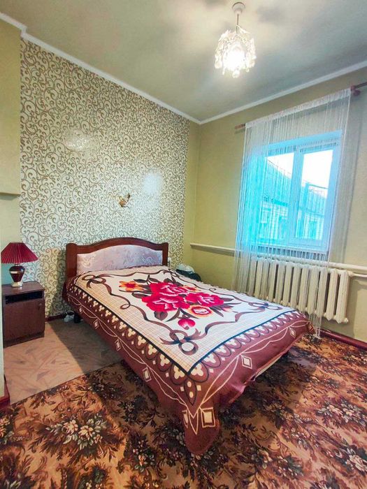 Продам цегляний будинок у центрі Дергачів з частковим ремонтом.