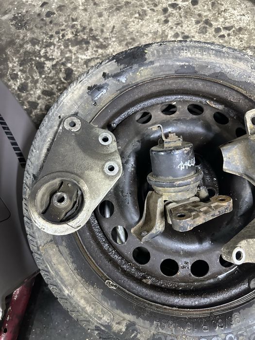 Подушка опора двигателя мотора кпп коробки чери джаги qq