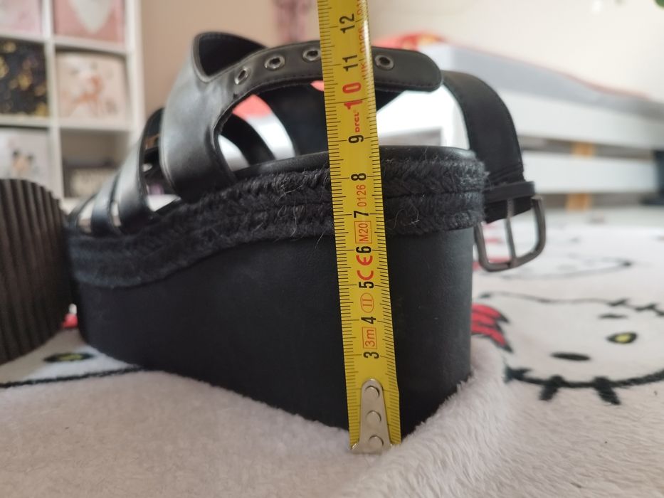 Sandałki na platformie Stradivarius