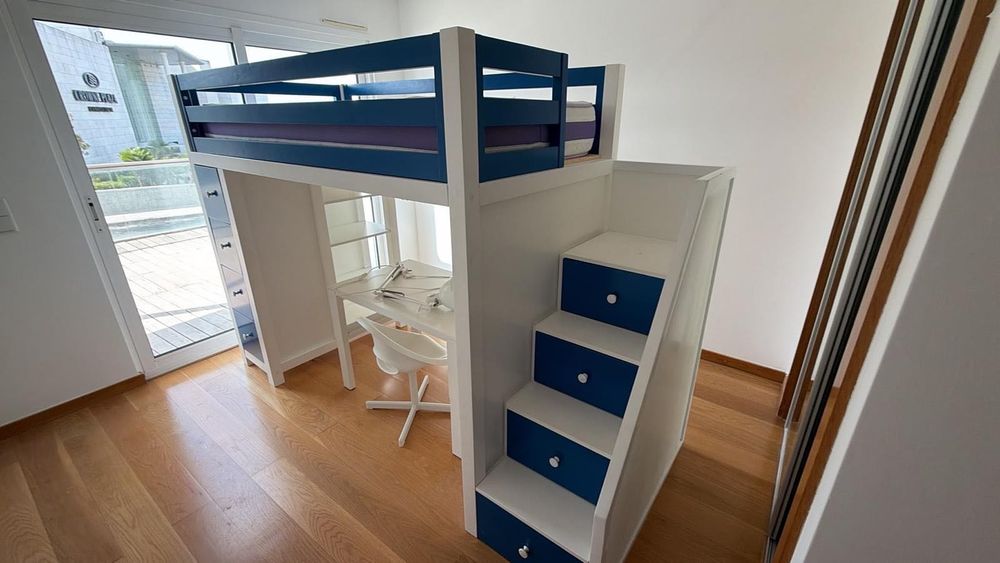 Cama de menino com arrumação