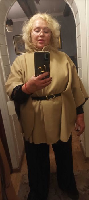 Poncho damskie plaszczowe, w kolorze karmelowym.