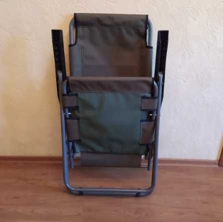 Зручний шезлонг для відпочинку на пікніку