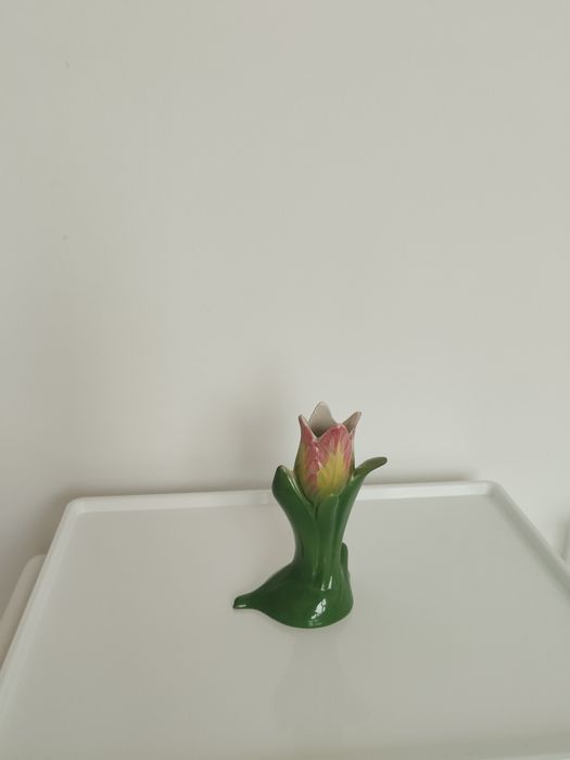 Pequeno vaso de porcelana em forma de tulipa