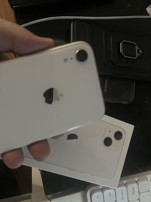 Iphone XR com caixa do 13 ( sem carregador ou cabo)