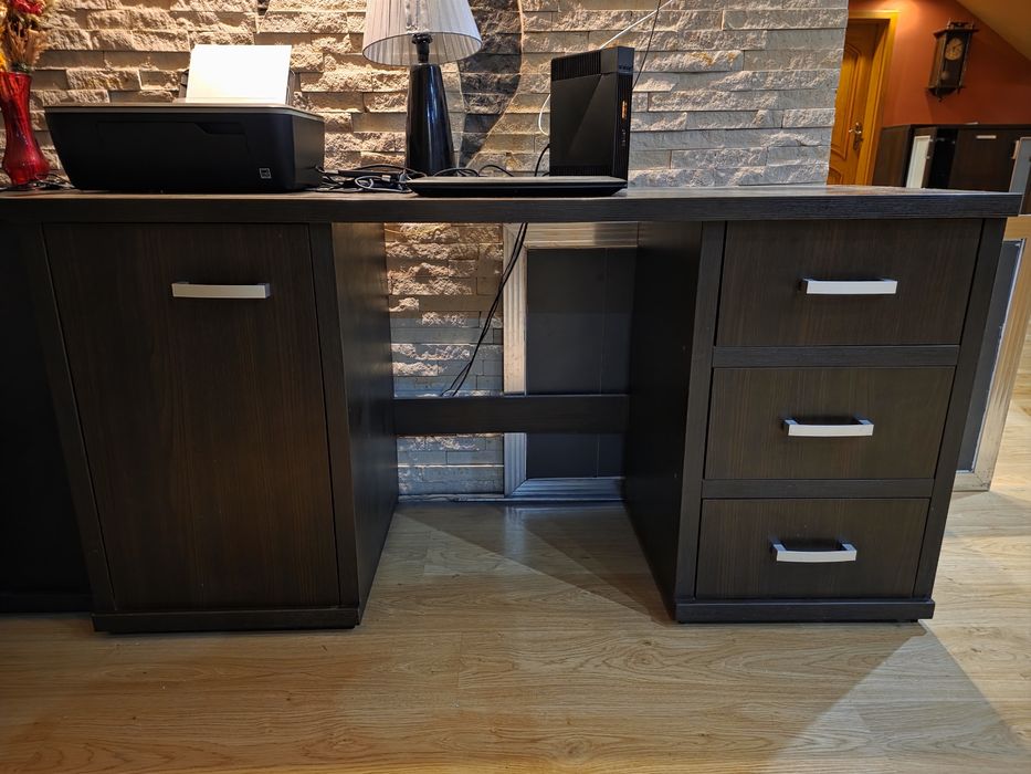 Zestaw solidnych mebli