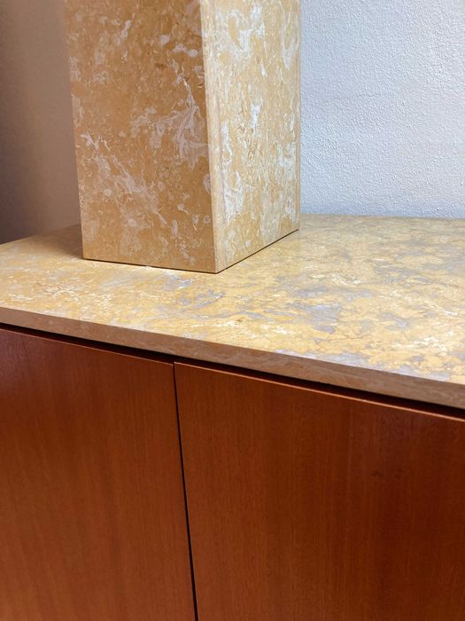 Móvel de pedra, madeira e vidro