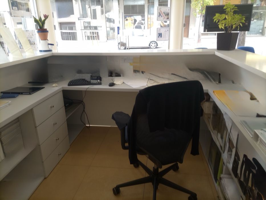 Balcão de Receção / Atendimento em Madeira e Branco