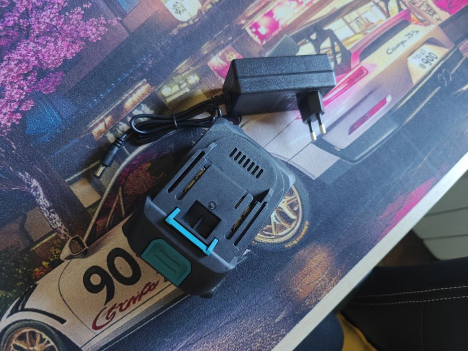 Akumulator 21v nowy w systemie Makita 4AH plus ładowarka