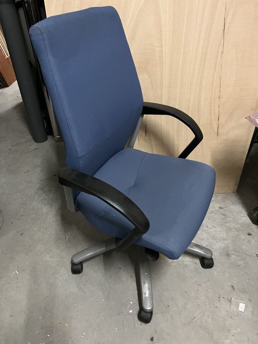 Cadeira de escritorio com rodas