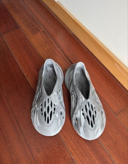 Yeezy foam cinzentas