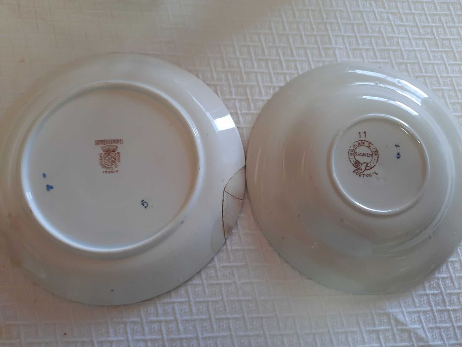 2 Chávenas almoçadeiras parecidas e pires diferentes conforme fotos