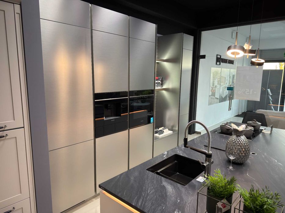 Meble kuchenne Verle z wyspą kolor INOX, blat spiek kwarcowy