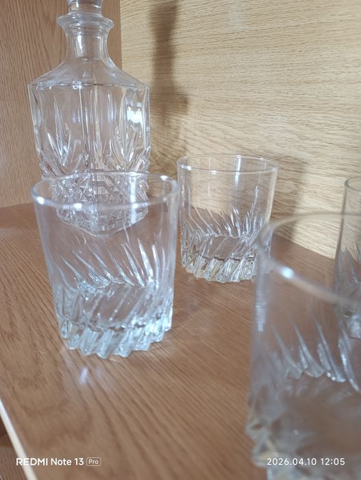Conjunto garrafa  de cristal com tampa e seis copos